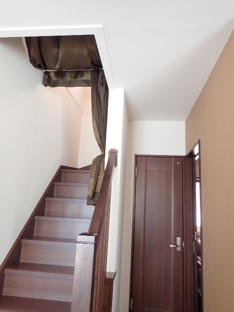 リビングイン階段に間仕切りドアを設置して遮音効果アップ 浜松市 ｎ様邸 施工事例 遠鉄のリフォーム 浜松市 浜松 県西部に豊富なリフォーム実績